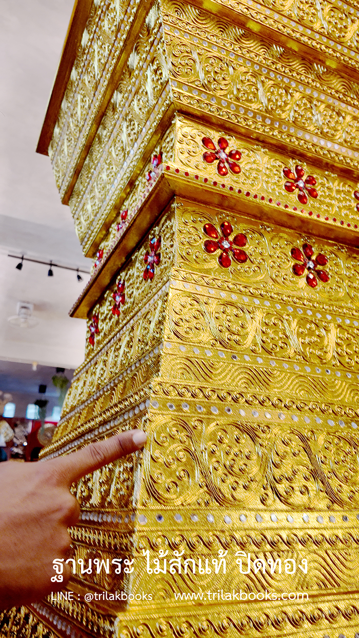 งานหัตถกรรม ลวดสายลายเส้นทอง แหล่งรวมฐานพระไม้สักแท้ ภาพด้านหน้า ด้านบนฐานพระไม้สัก รูปทรงที่เป็นเอกลักษณ์ โครงสร้างด้านใน เป็นไม้สัก ของฐานพระไม้สักแท้ ทรงนาฬิกาทราย เมื่อเทียบกับคนจริง